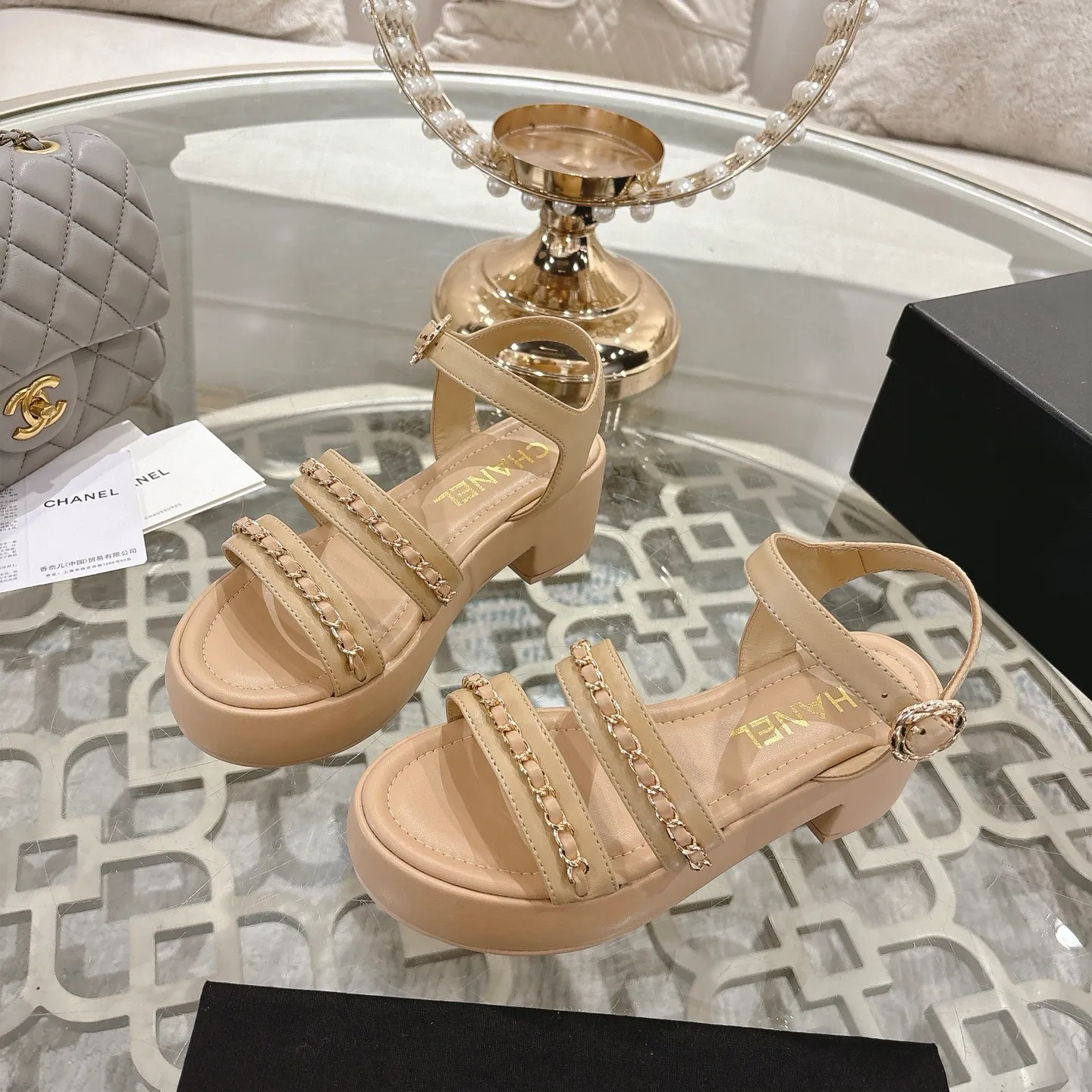 👟👟Ex-factory price 560👟👟Chanel Xiaoxiang 2025ss spring and summer latest catwalk fashion chain decoration top quality! Accurate to 1:1, light luxury without tiring the feet, the upper foot can be matched with spring and summer clothes at will, highlighting texture and taste, simple yet luxurious appearance, even if it is just a pair of sandals, it is definitely a must-have pair in the summer shoe cabinet. Upper: imported lambskin. Lining: imported sheepskin lining. Outsole: original customized outsole. Size: 35-40 (40.41.42 custom-made, non-returnable)